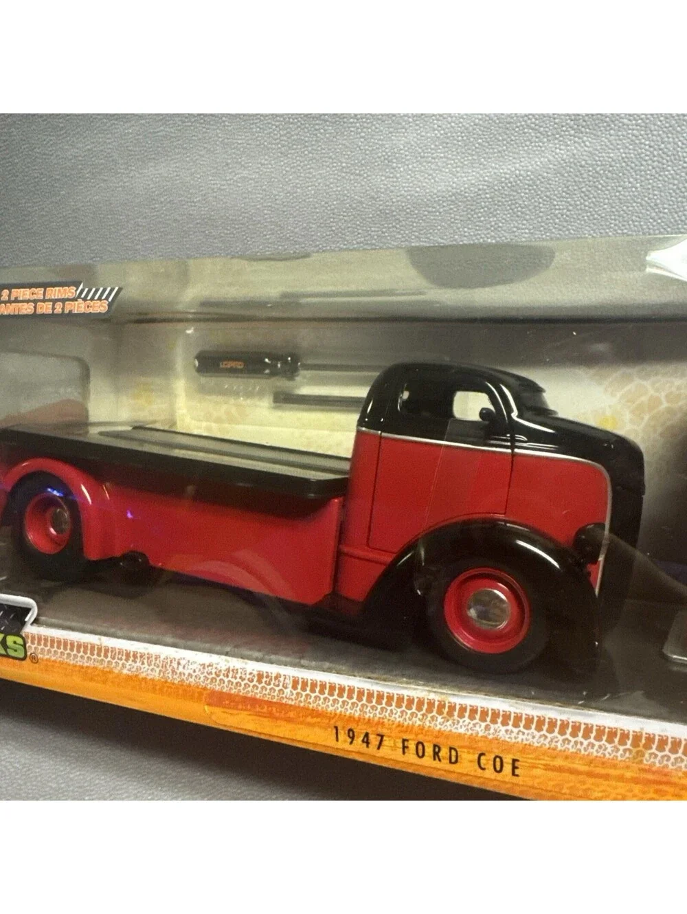 Jada Just Trucks 1947 Ford Coe Flatbed Truck Red /Black + Spare Wheels 1:24